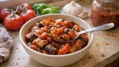 Kışlık şakşuka konservesi: bol domates soslu, kavanozu açınca servise hazır