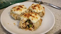 Tavuklu Sultan Kebabı tarifi: yufkada bohça, üstü beşamel ve kaşarla fırında