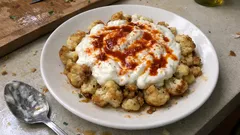 Karnabahar Borani: Sarımsaklı yoğurt ve biberli zeytinyağıyla hafif bir meze