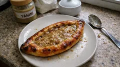 Tahinli Pide tarifi: yumuşacık hamur, akışkan tahin sosu ve tam kıvamında pişirme