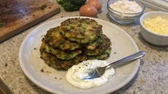 Dışı çıtır, içi yumuşak brokoli mücver: az unla pratik tarif (yoğurtla harika)