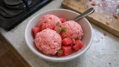 Evde karpuzlu dondurma: 3 malzemeyle pürüzsüz ve ferah bir yaz tatlısı