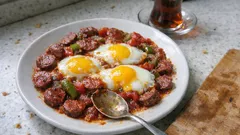 Tek Tavada Sosisli Yumurta: Biber ve Salçayla 10 Dakikada Doyuran Kahvaltı