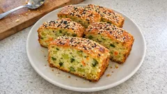 Tek kapta pırasalı tuzlu kek: yoğurtlu, mısır unlu, susamlı yumuşacık tarif