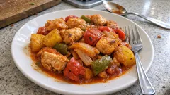 Fırında tek tepside Tavuklu Sebze Kebabı: salçalı sosla yumuşacık tavuk