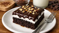 Tek tepside yaş pasta keyfi: Kakaolu tepsi pastası (krem şanti ve ganajlı)