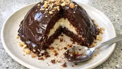 Kaseyle kolayca şekil verilen Kümbet Pasta: kakaolu kek, muhallebi ve ganaj bir arada