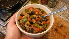 Su eklemeden, domatesin suyuyla pişen etsiz patlıcan yemeği tarifi