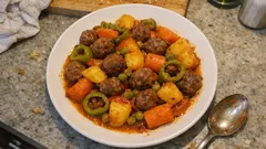 Tek tepside fırında sebzeli misket köfte: salçalı sosuyla tam kıvamında