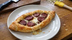 Hazır milföyle sucuklu kaşarlı pide: dışı çıtır, içi yumuşacık pratik tarif