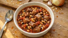 Suyuna ekmek banmalık etli taze börülce yemeği: tencerede tam kıvamında tarif