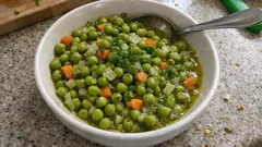 Zeytinyağlı bezelye tarifi: limonlu, hafif ve ertesi gün daha da lezzetli