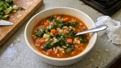 Karnabahar yapraklarını değerlendiren ev çorbası: salçalı, pirinçli ve doyurucu