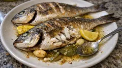 Tavada çupra tarifi: dışı çıtır, içi sulu—defne ve sarımsakla mis gibi