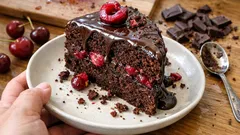 Tek kapta vişneli çikolatalı kek: içi nemli, üstü akışkan soslu