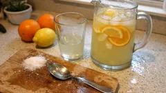 2 portakal 1 limonla evde limonata: meyveleri dondurarak daha aromalı yapın