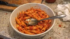 Tek tencerede salçalı domatesli makarna: makarna suyuyla tam kıvamında sos