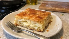 Milföy ve yufka bir arada: Sodalı sosla fırında kat kat peynirli börek tarifi