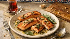 Sarımsak ve dereotlu marineli tavada somon: dışı kızarmış, içi sulu