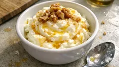 Süzme yoğurtla bal ve cevizli ev yapımı dondurma: karıştır-dondur yöntemi