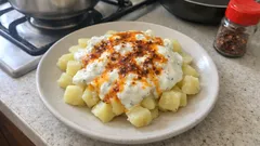 Çöpele tarifi: sarımsaklı yoğurt ve pul biberli tereyağıyla yoğurtlu patates