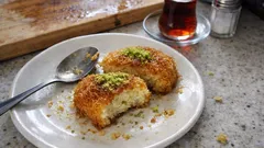 Çıtır kadayıf kaplı kadayıf pare tarifi: sıcak tatlıya soğuk şerbetin tam kıvamı