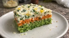 Dilim dilim servis edilen üç renkli brokoli salatası: yoğurtlu sosla kat kat lezzet