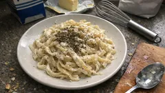 Krema kullanmadan kremalı makarna: süt ve tereyağıyla 15 dakikada