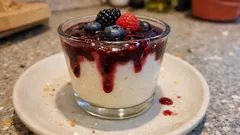 Orman meyveli muhallebi: pürüzsüz kıvam, ferah meyve sosuyla kup tatlısı