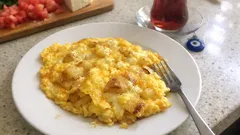 Tek Tavada Peynirli Patatesli Omlet: Dışı Hafif Kızarık, İçi Yumuşacık