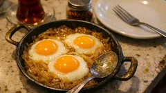 Kısık ateşte karamelize soğanla Soğanlama: tavada 10 dakikada nefis kahvaltı