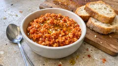 5 dakikada kahvaltılık salçalı peynir ezmesi: cevizli, ekmeğe sürmelik