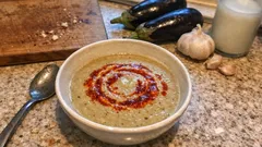Sütlü ve pürüzsüz közlenmiş patlıcan çorbası: üzerine tereyağlı pul biberle