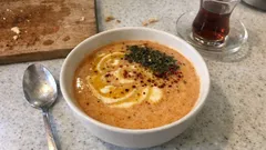 Topaklanmayan yoğurtlu tarhana çorbası: naneli tereyağı sosuyla ev usulü lezzet