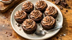 Brownie Cupcake Tarifi: Benmari çikolatayla yoğun, kakaolu kremayla pastane gibi