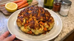 Tek tepside vegan ana yemek: fırında bütün karnabahar dolması (havuçlu harçlı)