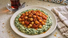 Kremamsı Ispanak Beğendinin Üstüne Domatesli Nohut Sosu: Hafif Ana Yemek