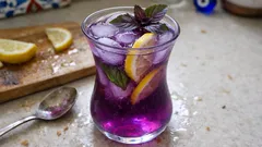 Kaynatmadan hazırlanan limonlu mor reyhan şerbeti: rengiyle ferahlatan tarif