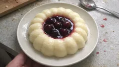 Kalıpta vişneli irmik tatlısı: tek tencerede, ferah sosuyla dilim dilim