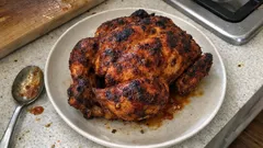 Haşlayıp fırında kızartın: yoğurtlu-salçalı sosla bütün tavuk