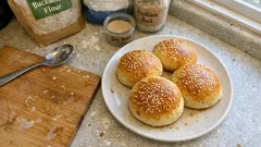 Dağılmayan glutensiz hamburger ekmeği: karabuğday, pirinç unu ve psyllium ile