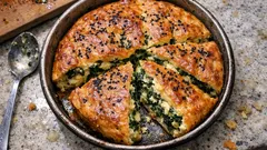 Yufkasız hamursuz ıspanak böreği: 20 dakikada fırından çıkan hafif tarif