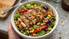 Fıstık soslu tavuklu salata: 15 dakikada restoran tadında doyurucu bir öğün