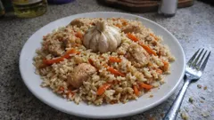 Tek tencerede Tavuklu Özbek Pilavı: tane tane, mis gibi sarımsak aromalı