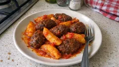 Tepside salçalı patatesli köfte: fırında tek seferde, tam kıvamında