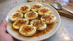 Tek tavada tereyağlı yumurta kapama: baharatlı sosuyla ekmek banmalık