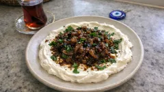 Yoğurtlu karamelize soğan mezesi: nar ekşisiyle tam kıvamında, pratik tarif