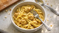 Kremasız köri soslu tavuklu makarna: süt ve nişastayla tam kıvamında