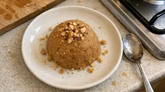 Tam ölçülü cevizli irmik helvası: kısık ateşte kavur, tane tane olsun