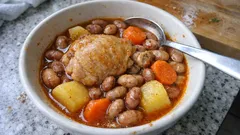 Tek tencerede tavuklu barbunya yemeği: kısa haşlama ve mühürleme ile tam kıvamında